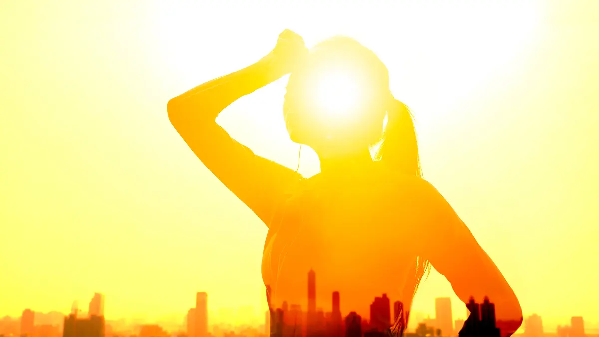 Heatwaves in a city under heat alert